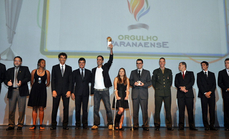 Beto Richa reafirmou que o governo estadual continuará incentivando a prática esportiva e o desenvolvimento de futuros atletas no Paraná.<br />
<br />
Veja mais fotos em: <a href=" http://www.flickr.com/photos/flavioarns/sets/72157632235780207/" target="_blank"> http://www.flickr.com/photos/flavioarns/</a>