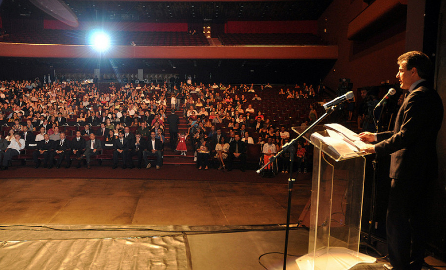 Beto Richa reafirmou que o governo estadual continuará incentivando a prática esportiva e o desenvolvimento de futuros atletas no Paraná.<br />
<br />
Veja mais fotos em: <a href=" http://www.flickr.com/photos/flavioarns/sets/72157632235780207/" target="_blank"> http://www.flickr.com/photos/flavioarns/</a>