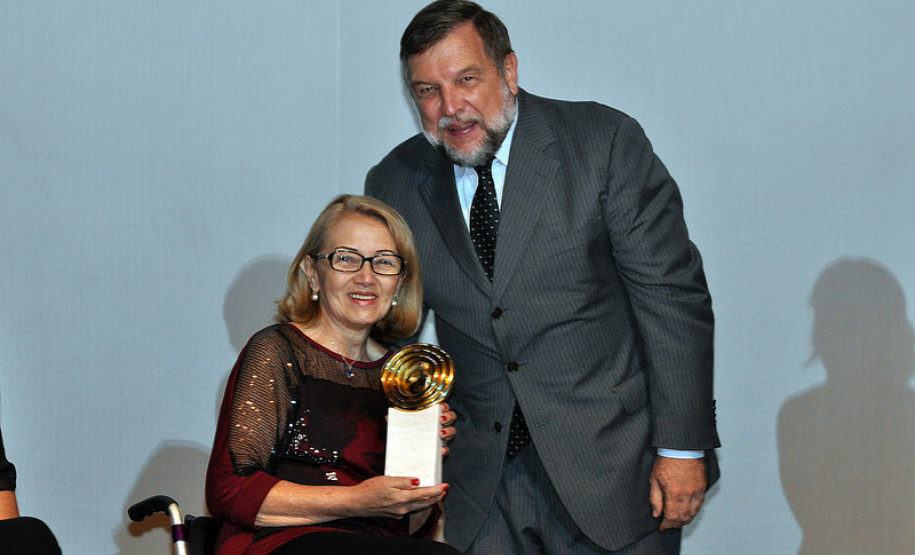 Beto Richa reafirmou que o governo estadual continuará incentivando a prática esportiva e o desenvolvimento de futuros atletas no Paraná.<br />
<br />
Veja mais fotos em: <a href=" http://www.flickr.com/photos/flavioarns/sets/72157632235780207/" target="_blank"> http://www.flickr.com/photos/flavioarns/</a>