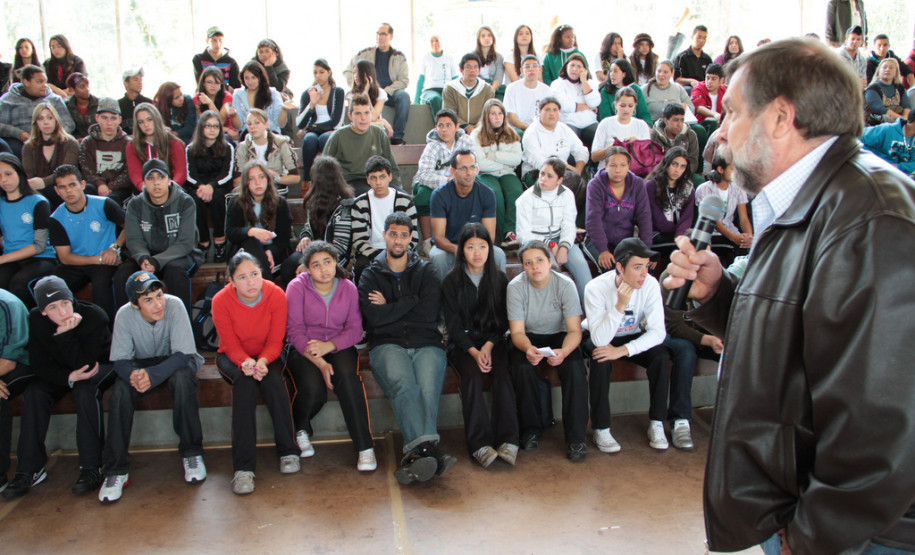 Evento reuniu cerca de 450 estudantes da redes públicas estadual e municipal para discutir assuntos como educação, trabalho, segurança pública, meio ambiente, esporte e lazer.
