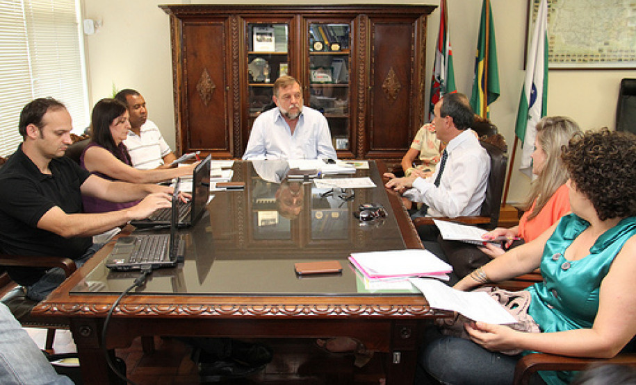 Distribuição das aulas para o ano letivo de 2013 será feita entre 17 e 21 de dezembro e incorpora um aumento na hora-atividade para o magistério estadual, com redução de uma aula semanal. Flávio Arns afirmou que a antecipação da distribuição de aulas é um princípio fundamental de organização para o bom andamento dos trabalhos no ambiente escolar.