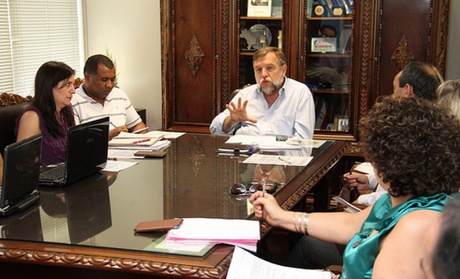 Distribuição das aulas para o ano letivo de 2013 será feita entre 17 e 21 de dezembro e incorpora um aumento na hora-atividade para o magistério estadual, com redução de uma aula semanal. Flávio Arns afirmou que a antecipação da distribuição de aulas é um princípio fundamental de organização para o bom andamento dos trabalhos no ambiente escolar.