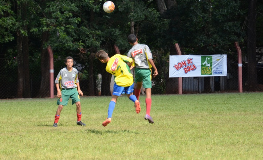 Os Jogos Escolares Bom de Bola terminaram sua fase final esta semana em Astorga. Após cinco dias de competições de futebol de campo, com a participação de mais de 1,1 mil alunos, e depois de 122 partidas foram conhecidos os campeões do Paraná das quatro categorias em disputa - A e B, masculino e feminino.