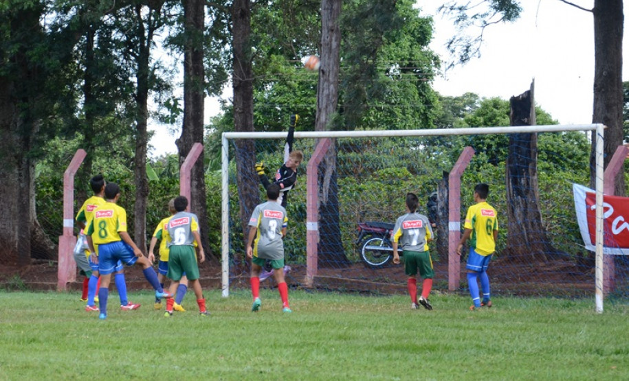 Os Jogos Escolares Bom de Bola terminaram sua fase final esta semana em Astorga. Após cinco dias de competições de futebol de campo, com a participação de mais de 1,1 mil alunos, e depois de 122 partidas foram conhecidos os campeões do Paraná das quatro categorias em disputa - A e B, masculino e feminino.