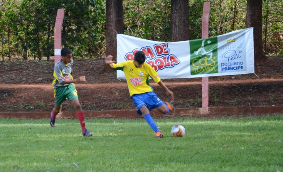 Os Jogos Escolares Bom de Bola terminaram sua fase final esta semana em Astorga. Após cinco dias de competições de futebol de campo, com a participação de mais de 1,1 mil alunos, e depois de 122 partidas foram conhecidos os campeões do Paraná das quatro categorias em disputa - A e B, masculino e feminino.