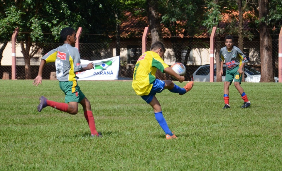 Os Jogos Escolares Bom de Bola terminaram sua fase final esta semana em Astorga. Após cinco dias de competições de futebol de campo, com a participação de mais de 1,1 mil alunos, e depois de 122 partidas foram conhecidos os campeões do Paraná das quatro categorias em disputa - A e B, masculino e feminino.