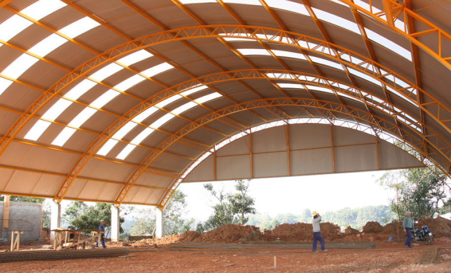 A Secretaria de Estado da Educação vai investir mais de R$ 32 milhões na construção de quadras poliesportivas cobertas em 99 escolas. Obras do Colégio Estadual Geraldina da Mota, acervo da Secretaria da Educação. 10-07-12.