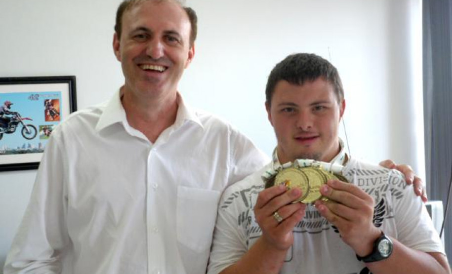 O estagiário medalhista de ouro Maycon da Cruz com o chefe do Núcleo Regional da Educação de Cascavel, professor Vander Piaia
