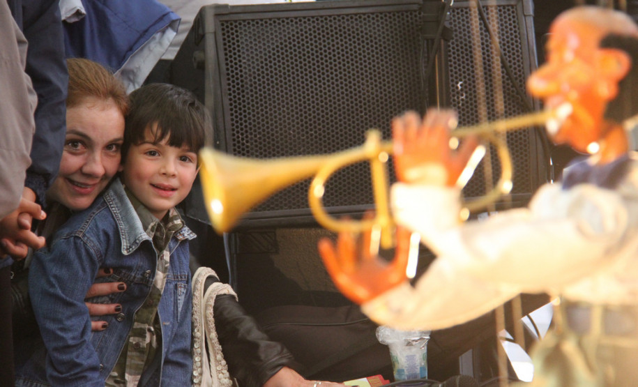 Após percorrer escolas dos 32 Núcleos Regionais de Educação, caravana finaliza atividades de 2012 com programação especial no centro de Curitiba.