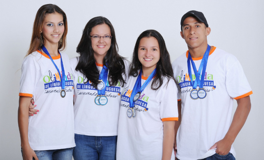 Thalia Alves, Prof. Vanicléia Rebelo, Nathalya Trevisanutto e Sineudo dos Santos, todos do Colégio Estadual Dr. Duílio Trevisani Beltrão, em Tamboara.