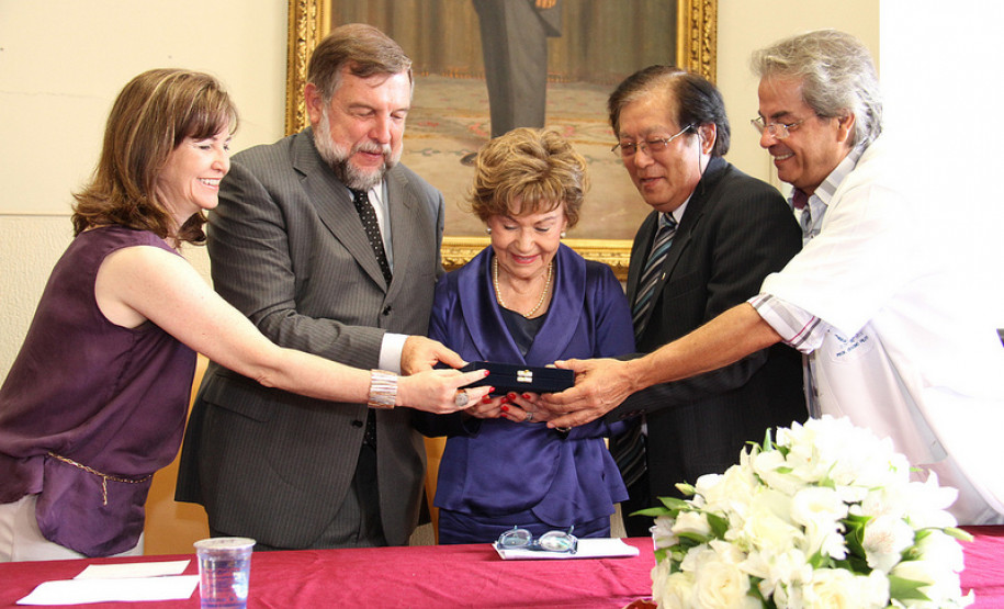 O vice-governador e secretário de Estado da Educação, Flávio Arns, entregou nessa terça-feira (18), em Curitiba, o título de Professora Emérita da Educação do Paraná à professora Chloris Casagrande Justen. A homenagem foi concedida pelo Conselho do Magistério do Paraná.<br />
<br />
Veja mais fotos em: <a href=" http://www.flickr.com/photos/flavioarns/sets/72157632277787712/" target="_blank"> http://www.flickr.com/photos/flavioarns/</a>