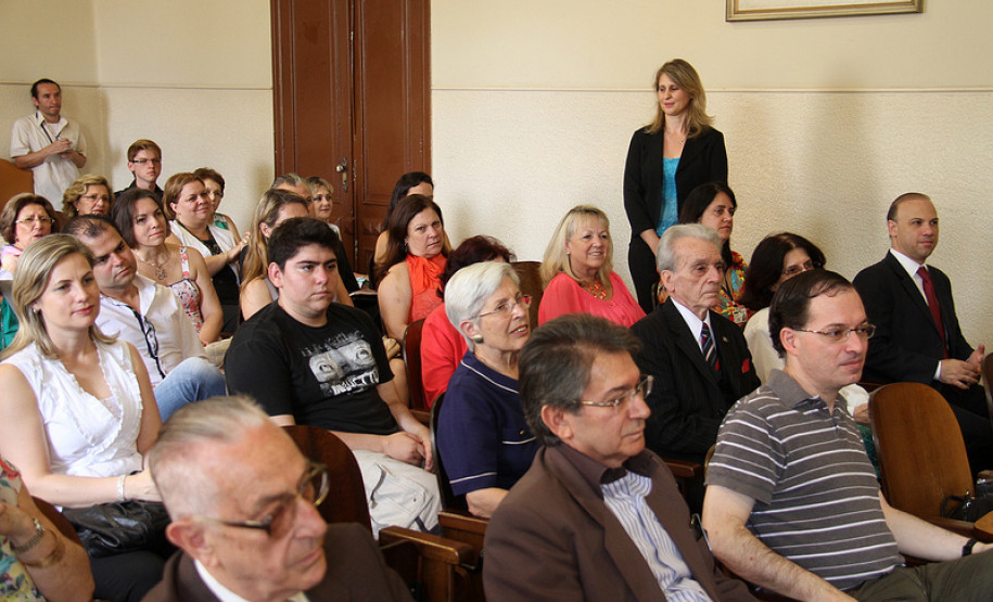 O vice-governador e secretário de Estado da Educação, Flávio Arns, entregou nessa terça-feira (18), em Curitiba, o título de Professora Emérita da Educação do Paraná à professora Chloris Casagrande Justen. A homenagem foi concedida pelo Conselho do Magistério do Paraná.<br />
<br />
Veja mais fotos em: <a href=" http://www.flickr.com/photos/flavioarns/sets/72157632277787712/" target="_blank"> http://www.flickr.com/photos/flavioarns/</a>