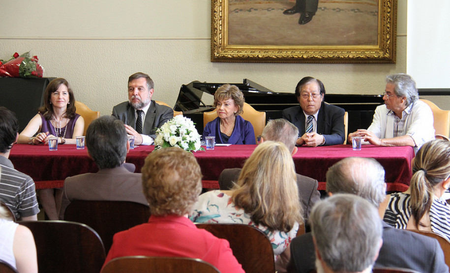 O vice-governador e secretário de Estado da Educação, Flávio Arns, entregou nessa terça-feira (18), em Curitiba, o título de Professora Emérita da Educação do Paraná à professora Chloris Casagrande Justen. A homenagem foi concedida pelo Conselho do Magistério do Paraná.<br />
<br />
Veja mais fotos em: <a href=" http://www.flickr.com/photos/flavioarns/sets/72157632277787712/" target="_blank"> http://www.flickr.com/photos/flavioarns/</a>