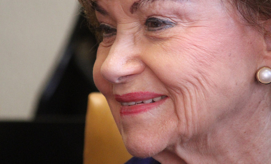 O vice-governador e secretário de Estado da Educação, Flávio Arns, entregou nessa terça-feira (18), em Curitiba, o título de Professora Emérita da Educação do Paraná à professora Chloris Casagrande Justen. A homenagem foi concedida pelo Conselho do Magistério do Paraná.<br />
<br />
Veja mais fotos em: <a href=" http://www.flickr.com/photos/flavioarns/sets/72157632277787712/" target="_blank"> http://www.flickr.com/photos/flavioarns/</a>