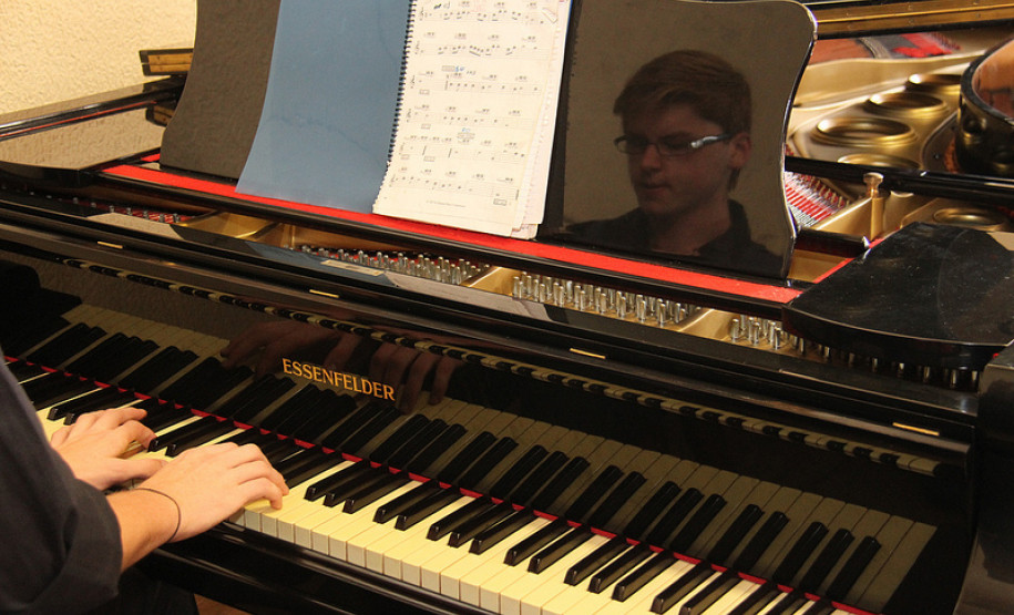 O vice-governador e secretário de Estado da Educação, Flávio Arns, entregou nessa terça-feira (18), em Curitiba, o título de Professora Emérita da Educação do Paraná à professora Chloris Casagrande Justen. A homenagem foi concedida pelo Conselho do Magistério do Paraná.<br />
<br />
Veja mais fotos em: <a href=" http://www.flickr.com/photos/flavioarns/sets/72157632277787712/" target="_blank"> http://www.flickr.com/photos/flavioarns/</a>