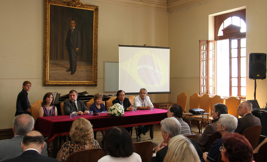O vice-governador e secretário de Estado da Educação, Flávio Arns, entregou nessa terça-feira (18), em Curitiba, o título de Professora Emérita da Educação do Paraná à professora Chloris Casagrande Justen. A homenagem foi concedida pelo Conselho do Magistério do Paraná.<br />
<br />
Veja mais fotos em: <a href=" http://www.flickr.com/photos/flavioarns/sets/72157632277787712/" target="_blank"> http://www.flickr.com/photos/flavioarns/</a>