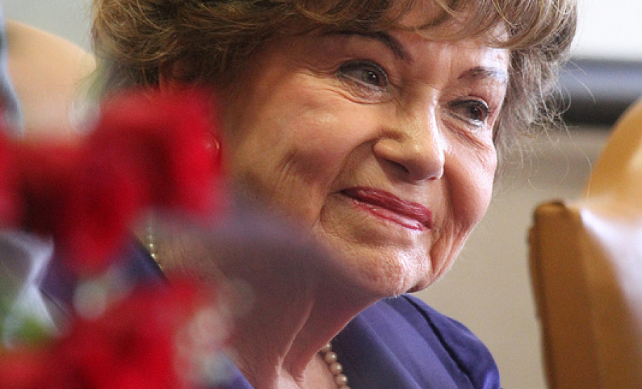 O vice-governador e secretário de Estado da Educação, Flávio Arns, entregou nessa terça-feira (18), em Curitiba, o título de Professora Emérita da Educação do Paraná à professora Chloris Casagrande Justen. A homenagem foi concedida pelo Conselho do Magistério do Paraná.<br />
<br />
Veja mais fotos em: <a href=" http://www.flickr.com/photos/flavioarns/sets/72157632277787712/" target="_blank"> http://www.flickr.com/photos/flavioarns/</a>