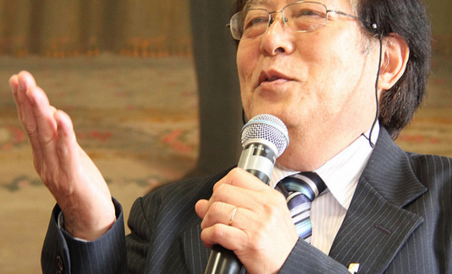 O vice-governador e secretário de Estado da Educação, Flávio Arns, entregou nessa terça-feira (18), em Curitiba, o título de Professora Emérita da Educação do Paraná à professora Chloris Casagrande Justen. A homenagem foi concedida pelo Conselho do Magistério do Paraná.<br />
<br />
Veja mais fotos em: <a href=" http://www.flickr.com/photos/flavioarns/sets/72157632277787712/" target="_blank"> http://www.flickr.com/photos/flavioarns/</a>