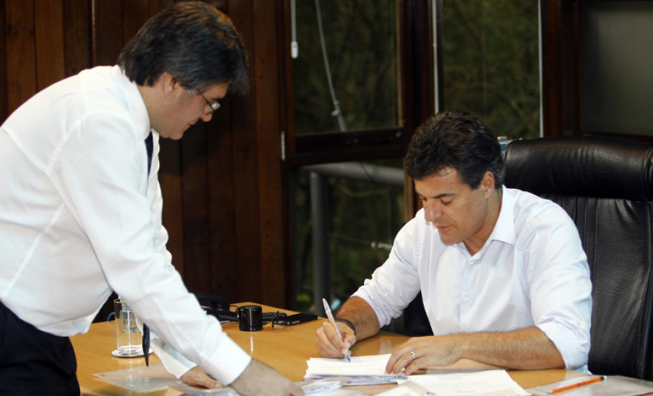 O governador Beto Richa autorizou a abertura de licitações para obras de reparo e melhorias em seis escolas de diferentes regiões do Paraná. As licitações acontecerão até o fim de janeiro. Os investimentos somam R$ 8 milhões e beneficiarão cerca de 5 mil estudantes nos municípios de Curitiba, Araucária, Barracão, Rebouças e Japurá.