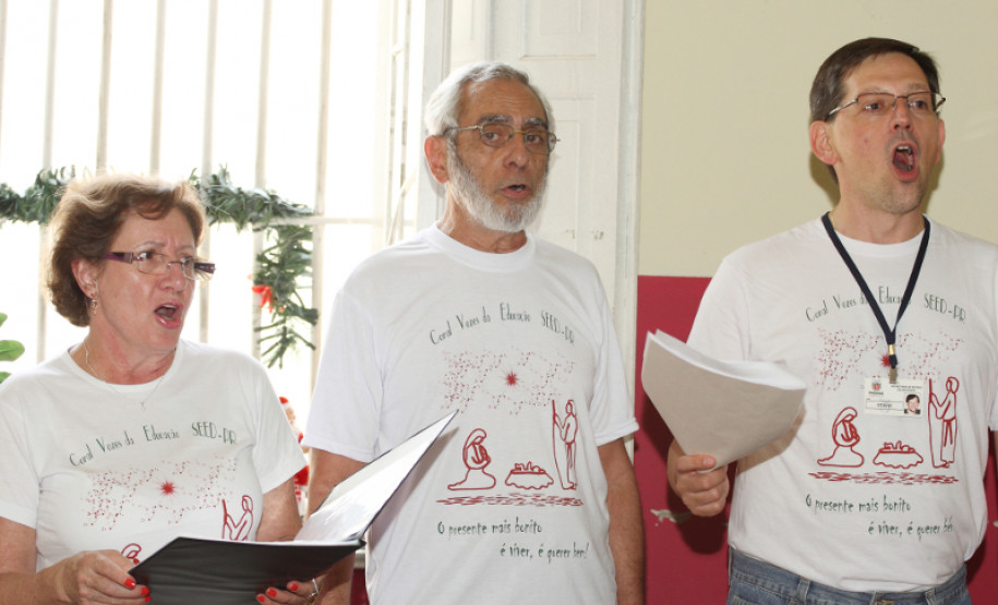 O Coral Vozes da Educação, formado por servidores e aposentados da Secretaria de Estado da Educação e membros da comunidade, apresentou seu especial de natal nessa quarta-feira, (15), no Asilo São Vicente de Paulo, em Curitiba. A proposta é levar um pouco de cultura e divertimento a instituições.