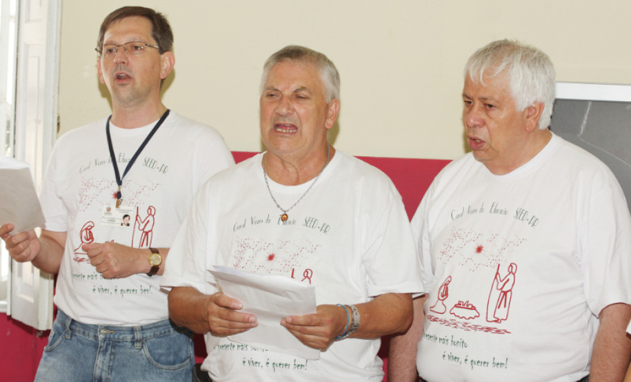 O Coral Vozes da Educação, formado por servidores e aposentados da Secretaria de Estado da Educação e membros da comunidade, apresentou seu especial de natal nessa quarta-feira, (15), no Asilo São Vicente de Paulo, em Curitiba. A proposta é levar um pouco de cultura e divertimento a instituições.