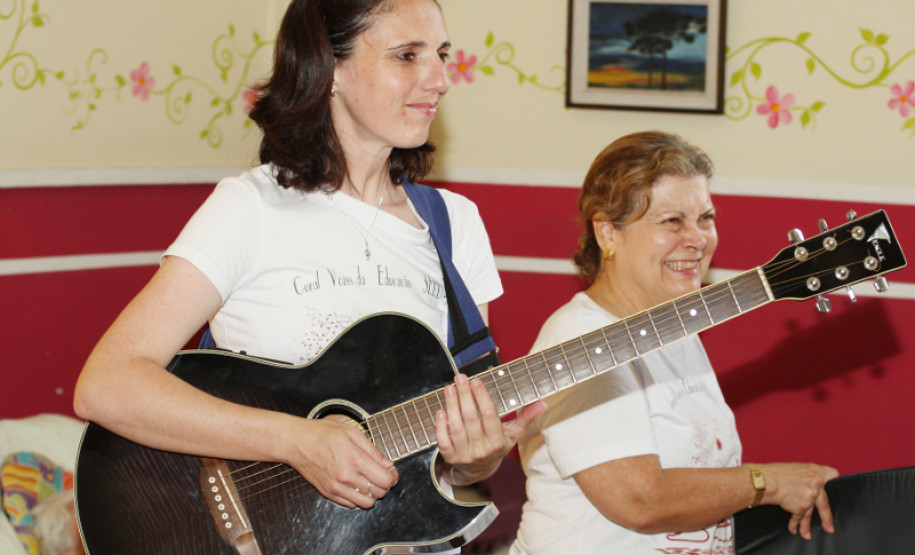 O Coral Vozes da Educação, formado por servidores e aposentados da Secretaria de Estado da Educação e membros da comunidade, apresentou seu especial de natal nessa quarta-feira, (15), no Asilo São Vicente de Paulo, em Curitiba. A proposta é levar um pouco de cultura e divertimento a instituições.