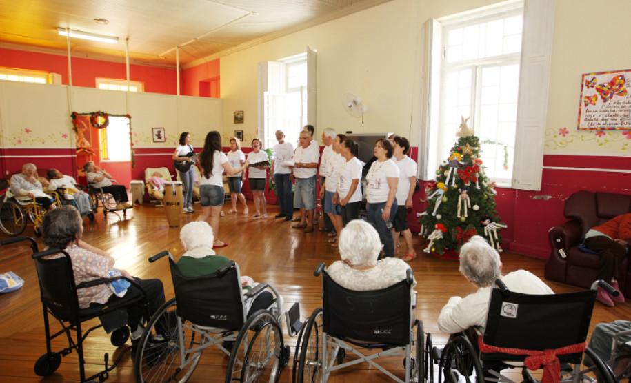 O Coral Vozes da Educação, formado por servidores e aposentados da Secretaria de Estado da Educação e membros da comunidade, apresentou seu especial de natal nessa quarta-feira, (15), no Asilo São Vicente de Paulo, em Curitiba. A proposta é levar um pouco de cultura e divertimento a instituições.
