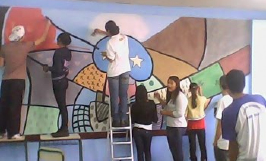 Projeto Cores no Dia a Dia do Colégio Estadual Olavo Bilac mobiliza alunos na pintura de murais baseados em obras famosas nas salas de aula.