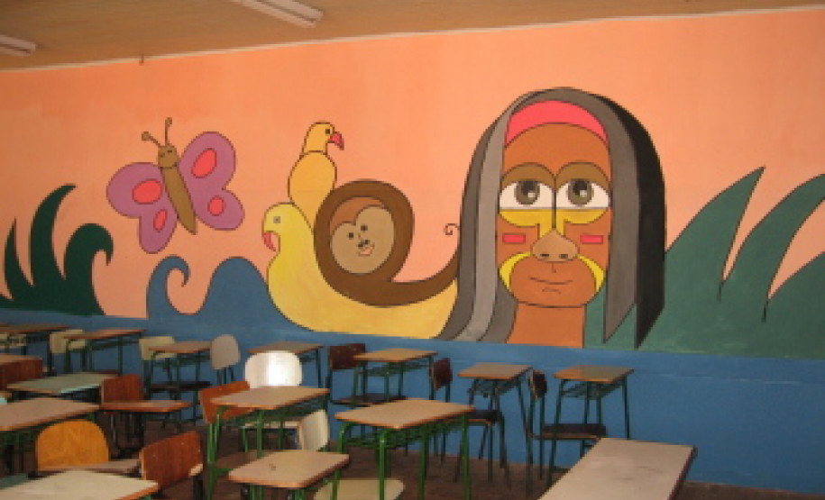 Projeto Cores no Dia a Dia do Colégio Estadual Olavo Bilac mobiliza alunos na pintura de murais baseados em obras famosas nas salas de aula.