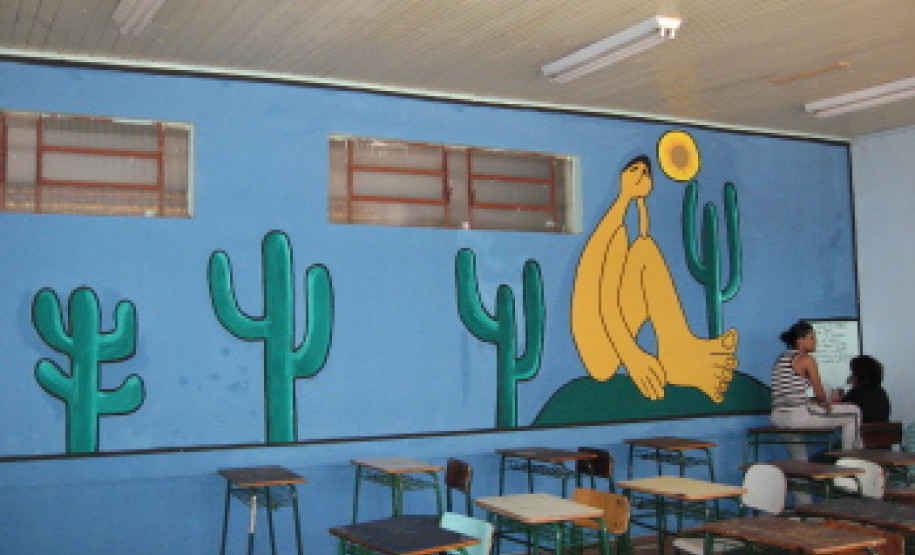 Projeto Cores no Dia a Dia do Colégio Estadual Olavo Bilac mobiliza alunos na pintura de murais baseados em obras famosas nas salas de aula.