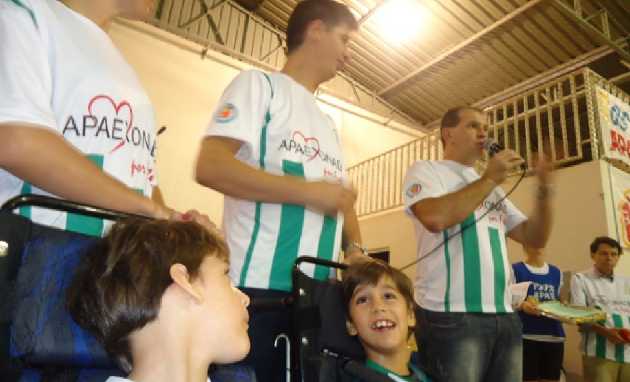 Evento beneficente APAExonados por Futebol arrecadou fundos para pagamentos de despesas da APAE de Cascavel, que atende 458 alunos.