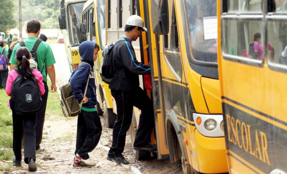 A partir de 2013, o governo do Estado vai antecipar de abril para fevereiro o início do repasse de recursos do transporte escolar para os municípios e reduzir a burocracia do processo.