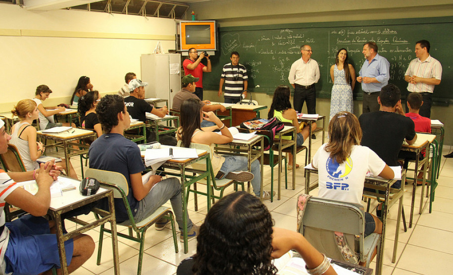 Visita do vice-governador e secretário da Educação Flávio Arns ao Colégio Estadual Antônio Lacerda Braga (Goioerê) em novembro.<br />
<br />
Veja mais fotos em: <a href=" http://www.flickr.com/photos/flavioarns/sets/72157632054764686/with/8200642411/" target="_blank"> http://www.flickr.com/photos/flavioarns/</a>
<br />