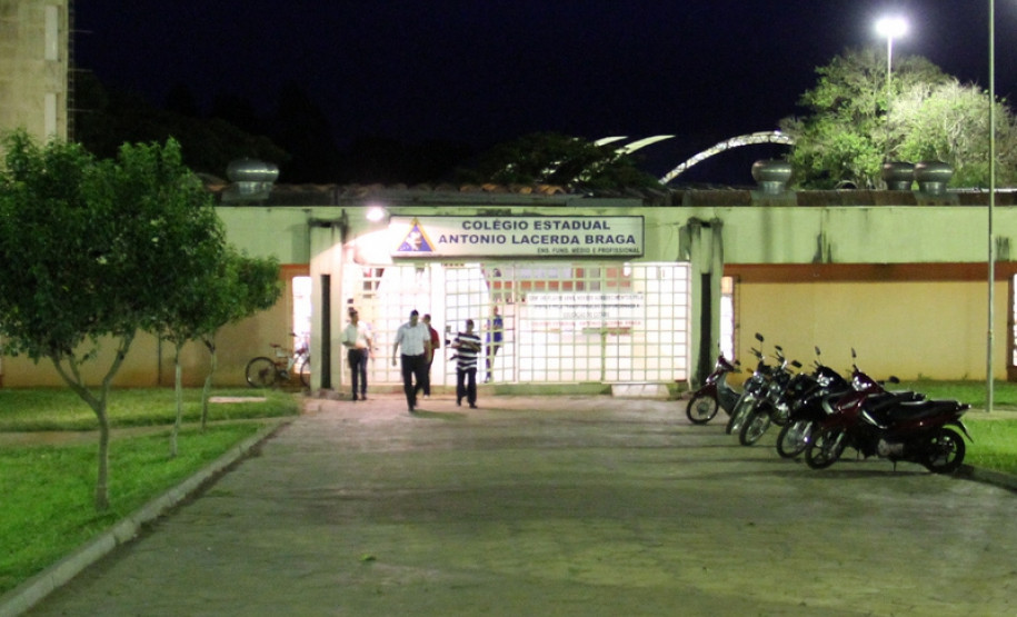 Visita do vice-governador e secretário da Educação Flávio Arns ao Colégio Estadual Antônio Lacerda Braga (Goioerê) em novembro.<br />
<br />
Veja mais fotos em: <a href=" http://www.flickr.com/photos/flavioarns/sets/72157632054764686/with/8200642411/" target="_blank"> http://www.flickr.com/photos/flavioarns/</a>