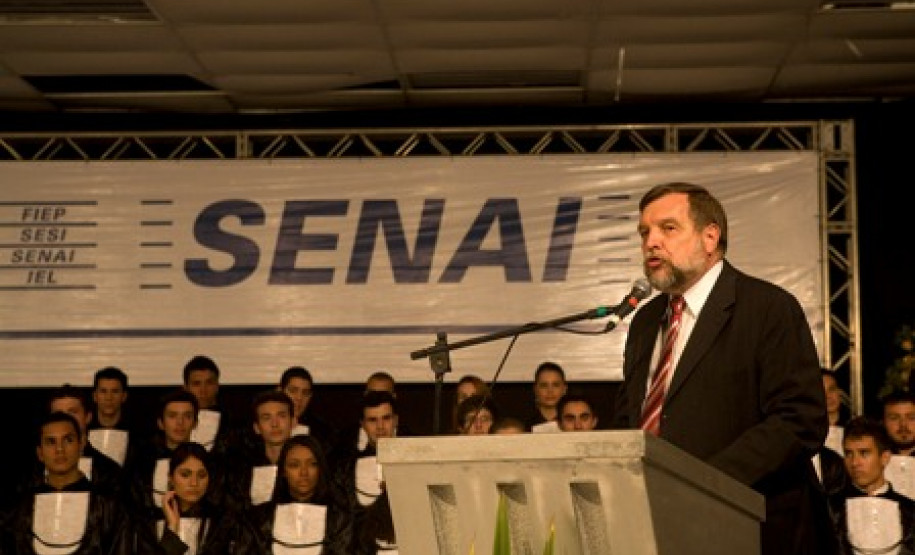 Parceria com o Sistema S permite que alunos façam cursos de reforço das disciplinas da grade escolar e aprendam profissões. O objetivo é ampliação da jornada escolar, caminhando para o ensino em tempo integral e buscando a formação integral do aluno. A partir de 2013 a oferta desses cursos será ampliada para os alunos do 9.° ano atingindo cerca de 30 mil estudantes.