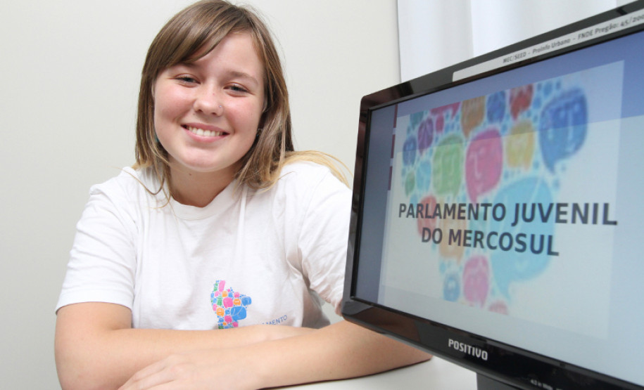 Aluna do Colégio Estadual Edimar Wright. Foto de Arquivo.