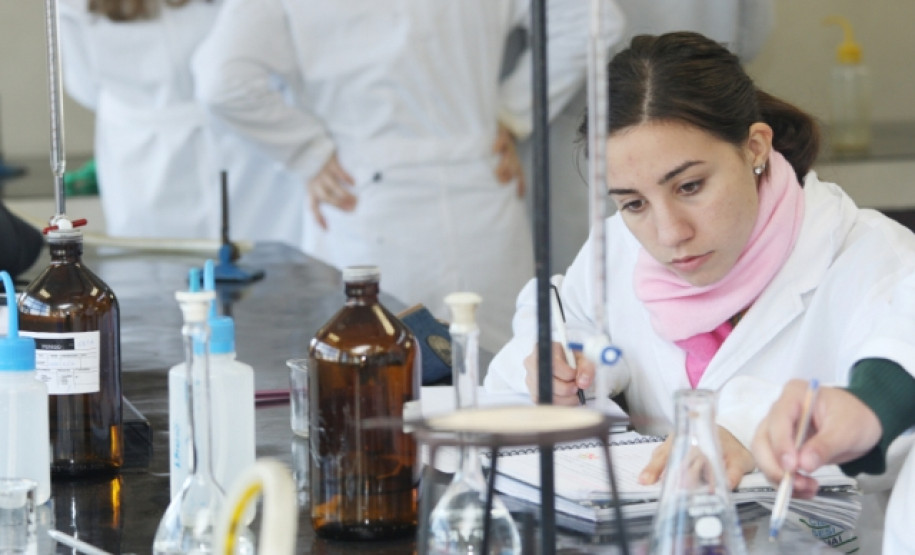 Número de vagas cresceu de 90 mil para 112 mil no ano passado nas 334 unidades da rede estadual de ensino. Construções, reformas e ampliações de unidades, entrega de novos equipamentos e laboratórios e convênios com entidades de qualificação profissional melhoram qualidade e garantem oferta da educação profissional.