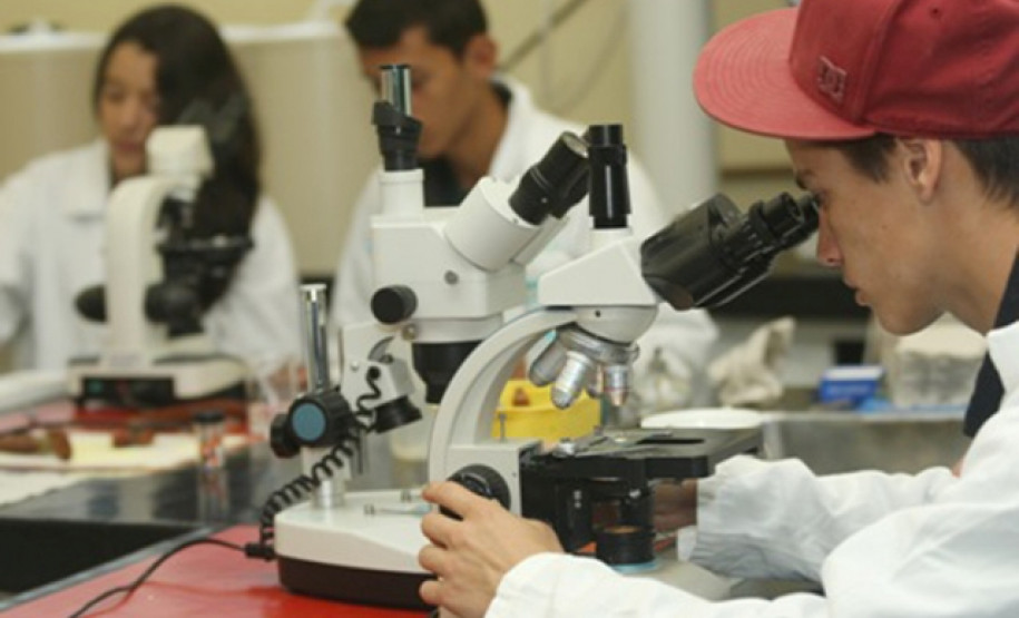 Número de vagas cresceu de 90 mil para 112 mil no ano passado nas 334 unidades da rede estadual de ensino. Construções, reformas e ampliações de unidades, entrega de novos equipamentos e laboratórios e convênios com entidades de qualificação profissional melhoram qualidade e garantem oferta da educação profissional.