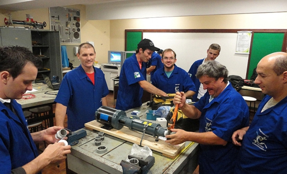 Número de vagas cresceu de 90 mil para 112 mil no ano passado nas 334 unidades da rede estadual de ensino. Construções, reformas e ampliações de unidades, entrega de novos equipamentos e laboratórios e convênios com entidades de qualificação profissional melhoram qualidade e garantem oferta da educação profissional.