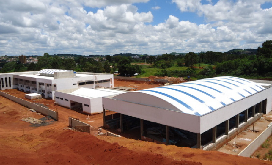 Em Pitanga, na região Centro Sul, as obras do CEEP de Pitanga também estão em fase de acabamento final, a previsão da inauguração também é para o início do segundo semestre.