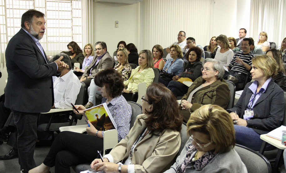 Na abertura da reunião, o vice-governador e secretário de Estado da Educação, Flávio Arns, ressaltou que todas as medidas estão sendo tomadas para receber a comunidade escolar em fevereiro.