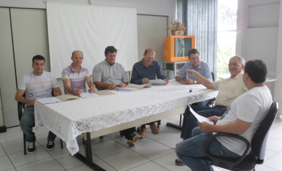 Os reparos nos colégios estaduais Professora Júlia Wanderley, Pedro Ernesto Garlet e Rio do Salto, ambas em Cascavel, Oeste do estado, começam em 10 dias. O Núcleo Regional da Educação de Cascavel assinou nesta sexta-feira (25) os contratos, de R$ 381 mil, com as empresas que farão as obras.