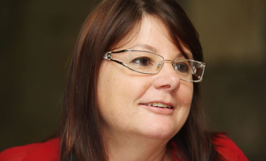 CURITIBA,PR 22 DE JANEIRO DE 2013 - Secretaria promove formação para uso de tablets na DITEC. Ana Maria Arruda, técnica pedagógica da CRTE do NRE da Área Metropolitana Norte.