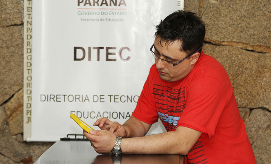 CURITIBA,PR 22 DE JANEIRO DE 2013 - Secretaria promove formação para uso de tablets na DITEC. Ezequiel Menta, Coordenador de Multmeios da DITEC, realizando testes no tablet.