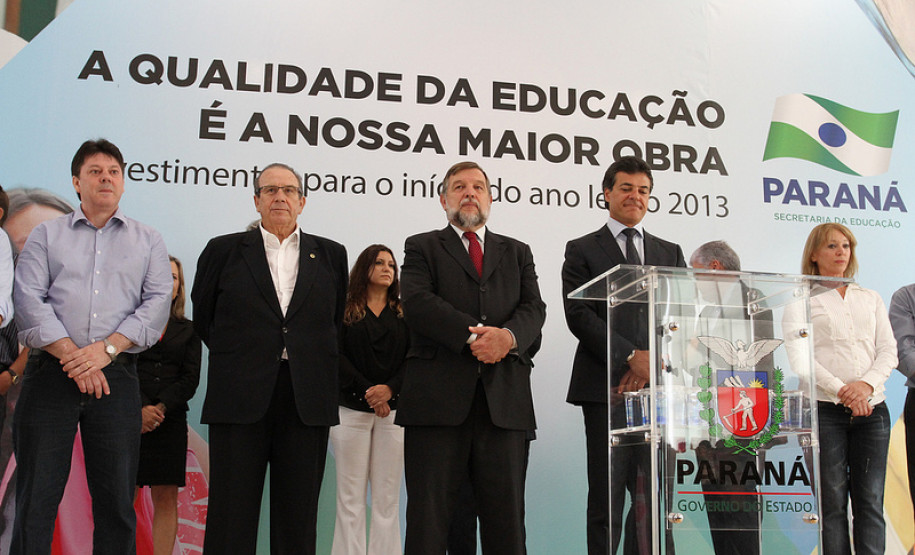 Investimentos para a Educação No anúncio dos investimentos para a Educação, referente ao ano letivo de 2013, no Palácio Iguaçu. <br />
<br />
Veja mais fotos em: <a href="http://www.flickr.com/photos/flavioarns/sets/72157632633842528/" target="_blank">http://www.flickr.com/photos/flavioarns/</a>