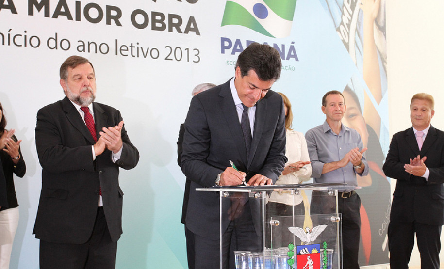 Investimentos para a Educação No anúncio dos investimentos para a Educação, referente ao ano letivo de 2013, no Palácio Iguaçu. <br />
<br />
Veja mais fotos em: <a href="http://www.flickr.com/photos/flavioarns/sets/72157632633842528/" target="_blank">http://www.flickr.com/photos/flavioarns/</a>