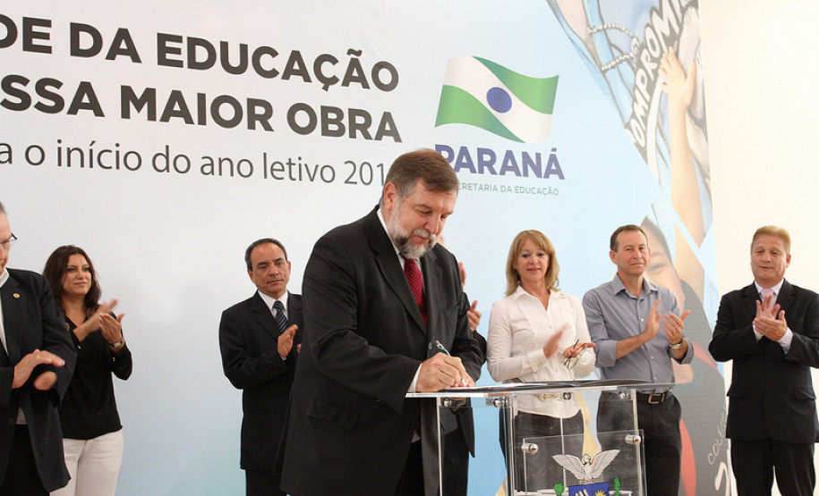 Investimentos para a Educação No anúncio dos investimentos para a Educação, referente ao ano letivo de 2013, no Palácio Iguaçu. <br />
<br />
Veja mais fotos em: <a href="http://www.flickr.com/photos/flavioarns/sets/72157632633842528/" target="_blank">http://www.flickr.com/photos/flavioarns/</a>