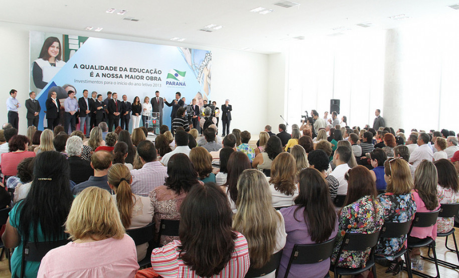 Investimentos para a Educação No anúncio dos investimentos para a Educação, referente ao ano letivo de 2013, no Palácio Iguaçu. <br />
<br />
Veja mais fotos em: <a href="http://www.flickr.com/photos/flavioarns/sets/72157632633842528/" target="_blank">http://www.flickr.com/photos/flavioarns/</a>