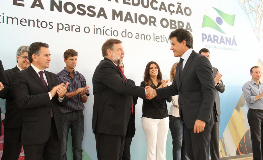 Investimentos para a Educação No anúncio dos investimentos para a Educação, referente ao ano letivo de 2013, no Palácio Iguaçu. <br />
<br />
Veja mais fotos em: <a href="http://www.flickr.com/photos/flavioarns/sets/72157632633842528/" target="_blank">http://www.flickr.com/photos/flavioarns/</a>