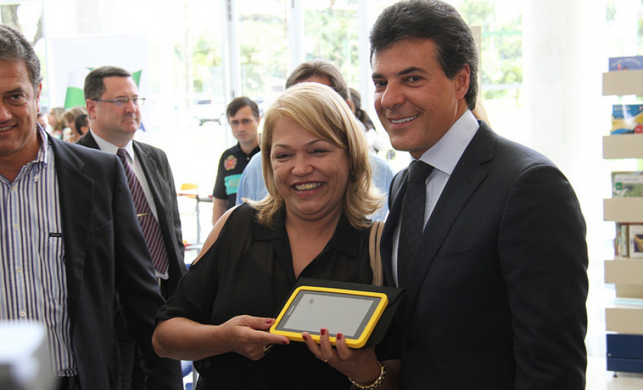 Investimentos para a Educação No anúncio dos investimentos para a Educação, referente ao ano letivo de 2013, no Palácio Iguaçu. <br />
<br />
Veja mais fotos em: <a href="http://www.flickr.com/photos/flavioarns/sets/72157632633842528/" target="_blank">http://www.flickr.com/photos/flavioarns/</a>